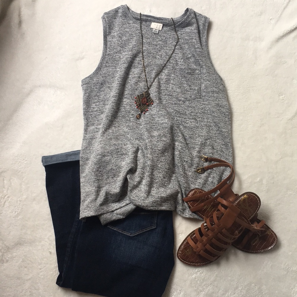 👚 TOP - Women's Relaxed Fit Tank Top